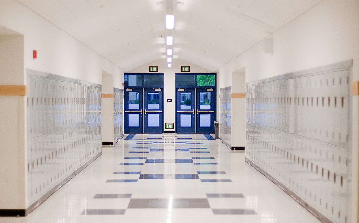 Школьный современный коридор со шкафчиками
